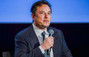 La expareja de Elon Musk testifica que el magnate ofreció donarle esperma