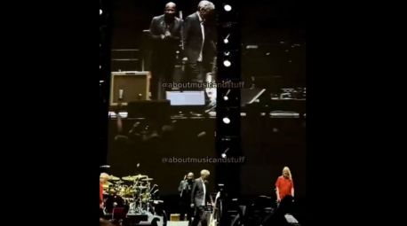 Un vídeo muestra cómo un vinilo impacta contra Eric Clapton durante su 'show' en Madrid