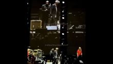 Un vídeo muestra cómo un vinilo impacta contra Eric Clapton durante su 'show' en Madrid