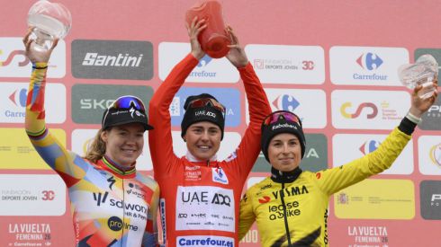 La Vuelta. Blasi, el nuevo fenómeno del deporte español, hace historia en el Angliru