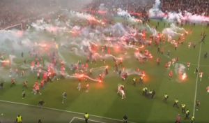 Terror en el derbi de Praga: ultras invaden el césped y atacan con bengalas al rival