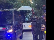 Ultras del Barcelona apedrean el autobús del Real Madrid... y el de su propio equipo