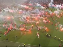 Terror en el derbi de Praga: ultras invaden el césped y atacan con bengalas al equipo rival