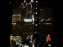 Un vídeo muestra cómo un vinilo impacta contra Eric Clapton durante su 'show' en Madrid
