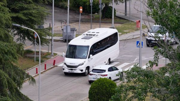 Todos los pasajeros, que aterrizaron en la base militar de Torrejón, son asintomáticos y durante la jornada se están produciendo los desembarcos.