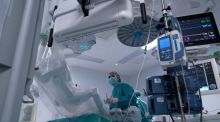 El 12 de Octubre opera con robot a un bebé de tres meses con obstrucción renal