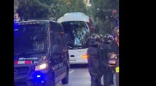 Ultras del Barcelona apedrean el autobús del Real Madrid... y el de su propio equipo