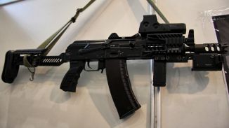 Hallan 12 fusiles de asalto AK-74 en un turismo en la AP-7 y buscan a dos huidos