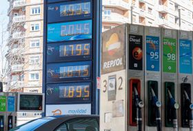El diésel alcanza los 1,69 euros, su precio más bajo en más de dos meses