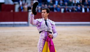 Daniel Luque hace valer su solidez en Las Ventas entre un absoluto vacío de casta
