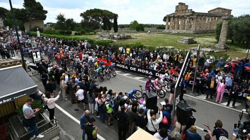 Giro Italia. Ballerini firma el triunfo local al esprint en Nápoles