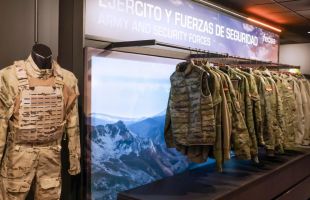 'Velum', el poncho 'made in Spain' que hace a los militares invisibles ante los drones
 