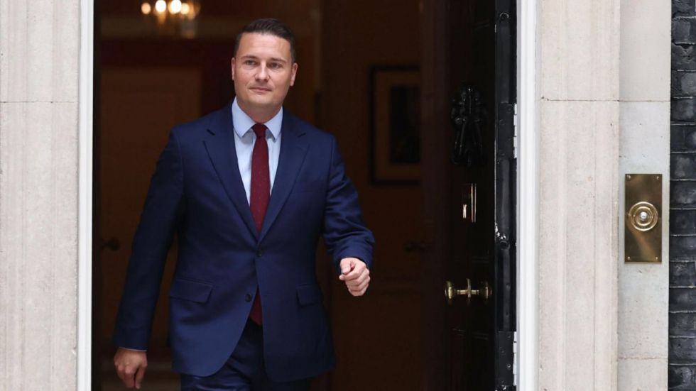 El ministro de Sanidad británico dimite y despeja el camino para disputar el liderazgo a Starmer