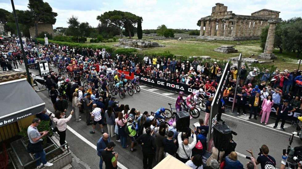 Giro Italia. Ballerini firma el triunfo local al esprint en Nápoles