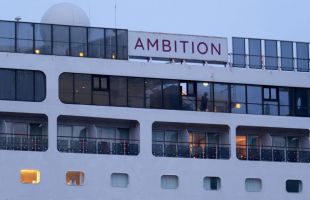 El crucero afectado por un brote de gastroenteritis llega este sábado a La Coruña