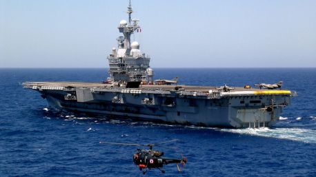El portaaviones francés Charles de Gaulle atraviesa el canal de Suez y se acerca al estrecho de Ormuz
