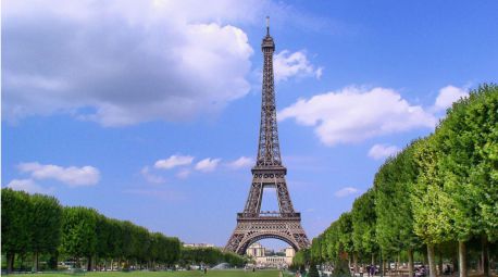 Subastan un tramo de la escalera original de la Torre Eiffel por medio millón
 