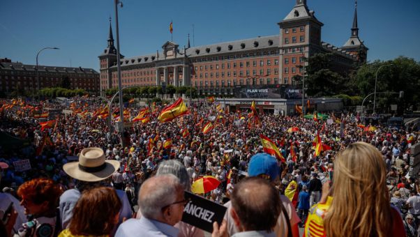 La marcha acaba con tres detenidos y siete policías heridos leves.