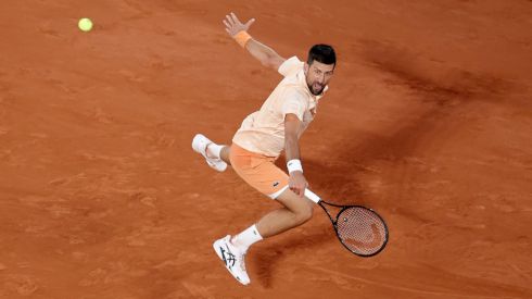 Roland Garros. Djokovic remonta a Perricard y avanza a segunda ronda