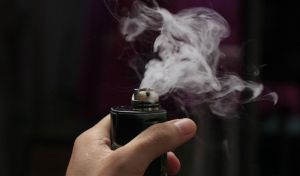 El 57% de los menores de 18 años fuma 'vaper' por 'presión social'