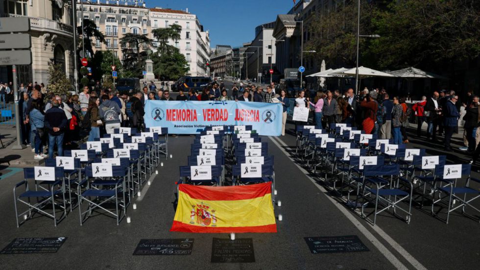 Las víctimas de Adamuz piden la dimisión de Puente y del presidente de Adif y exigen 'responsabilidades'
 