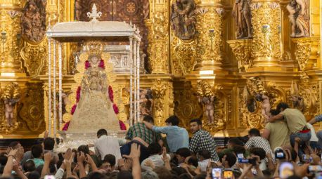 La Virgen del Rocío vuelve a su ermita tras casi diez horas de procesión