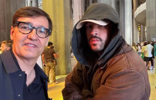 Salvador Illa publica en sus redes sociales un selfi con Bad Bunny en la Sagrada Familia