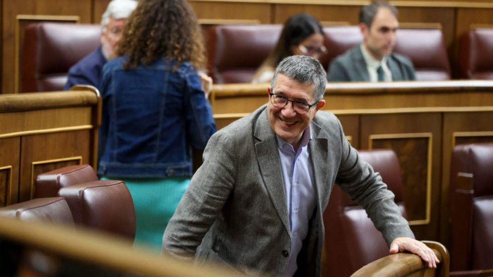 El PSOE vuelve a ceder ante el chantaje separatista y 'regala' la formación de grupo parlamentario