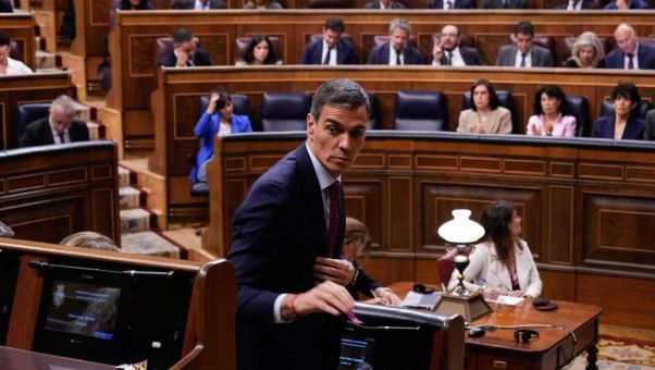 Pese a las críticas de Felipe González y Emiliano García-Page tras la imputación de Zapatero, el Gobierno se aferra a su 'presunción de inocencia'.