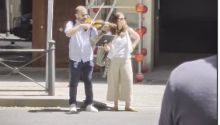 Un violinista toca la canción del Titanic frente a la sede del PSOE: 'Música fúnebre para un partido en defunción'