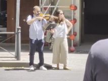 Un violinista toca la canción del Titanic frente a la sede del PSOE: 'Música fúnebre para un partido en defunción'