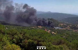 Confinados 600 vecinos de Orrius por un incendio originado en una industria de parafina