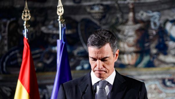 Cede ante la presión de los socios y la oposición para dar explicaciones.