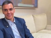 Sánchez vuelve a plantar a los Reyes para no ser abucheado mientras se refugia en Moncloa y en las redes sociales