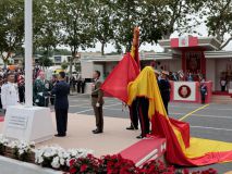 Insólito: la bandera nacional se cae durante su izado en el Día de las Fuerzas Armadas