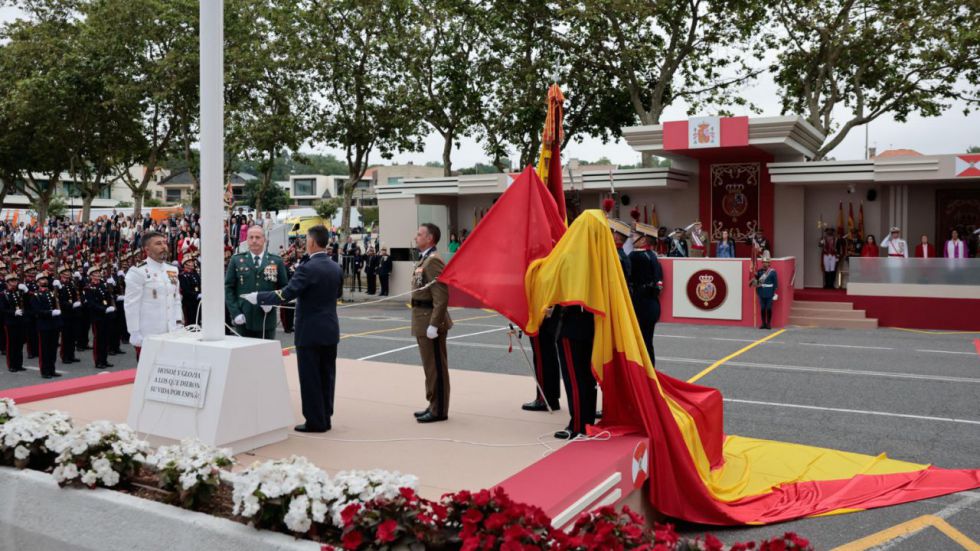 Insólito: la bandera nacional se cae durante su izado en el Día de las Fuerzas Armadas