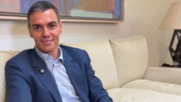 Cercado por las investigaciones judiciales, el presidente del Gobierno envía una escueta felicitación a los militares y una recomendación musical 'con mens