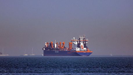 EEUU ataca un barco que intentaba romper el bloqueo a Irán cerca del estrecho de Ormuz