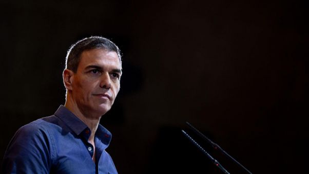 El presidente del Gobierno huye hacia adelante, no pide perdón, azuza a los ciudadanos contra PP y Vox y se reafirma en que seguirá hasta 2027.