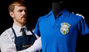 Sale a subasta la camiseta que Pelé llevó en el Mundial de 1958 por 6 millones