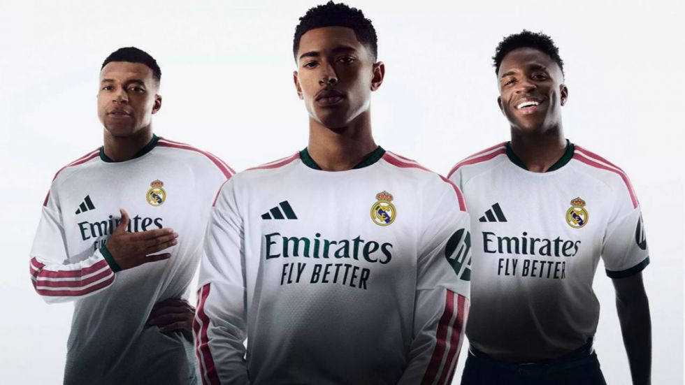 El Real Madrid presenta su nueva camiseta con detalles en verde oscuro y franjas rosas