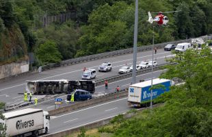 Mueren cinco policías forales en un accidente en Elgoibar entre un camión y una furgoneta