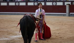 Las Ventas asiste impasible a un impresionante despliegue de valor de Víctor Hernández