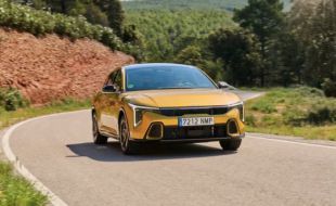 Kia desafía la moda SUV con el K4: más espacio, tecnología y motores híbridos para salvar al compacto