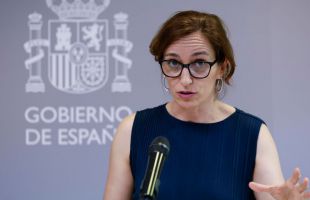 Las enfermeras se levantan contra el estatuto marco de Mónica García: 'Es una tomadura de pelo'