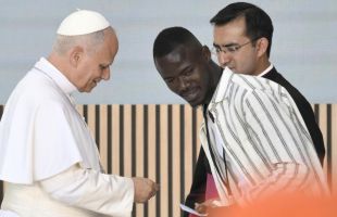 El Papa visita el CEDIA de Cáritas en Lucero y se siente 'como un madrileño más'