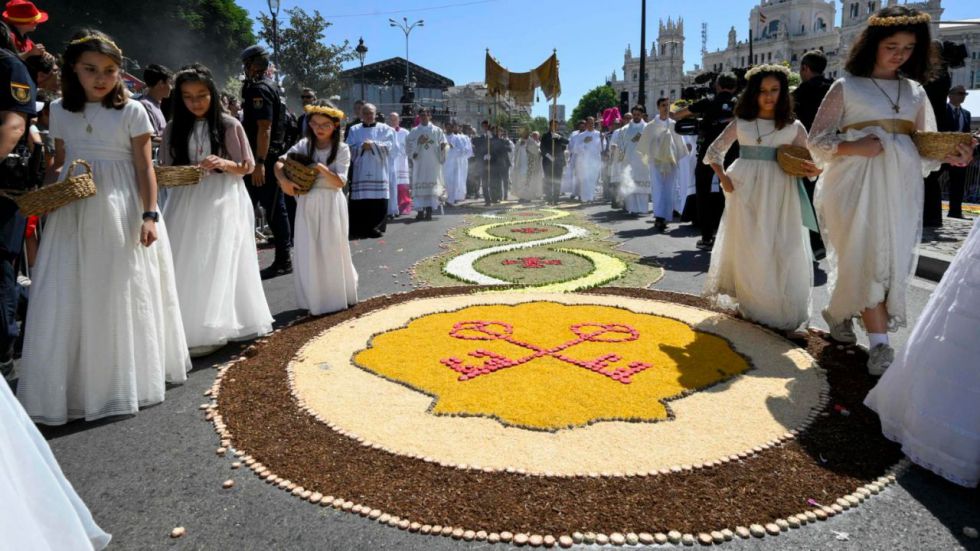 Una espectacular 'alfombra' de 30.000 claveles acogió la procesión del Corpus del Papa