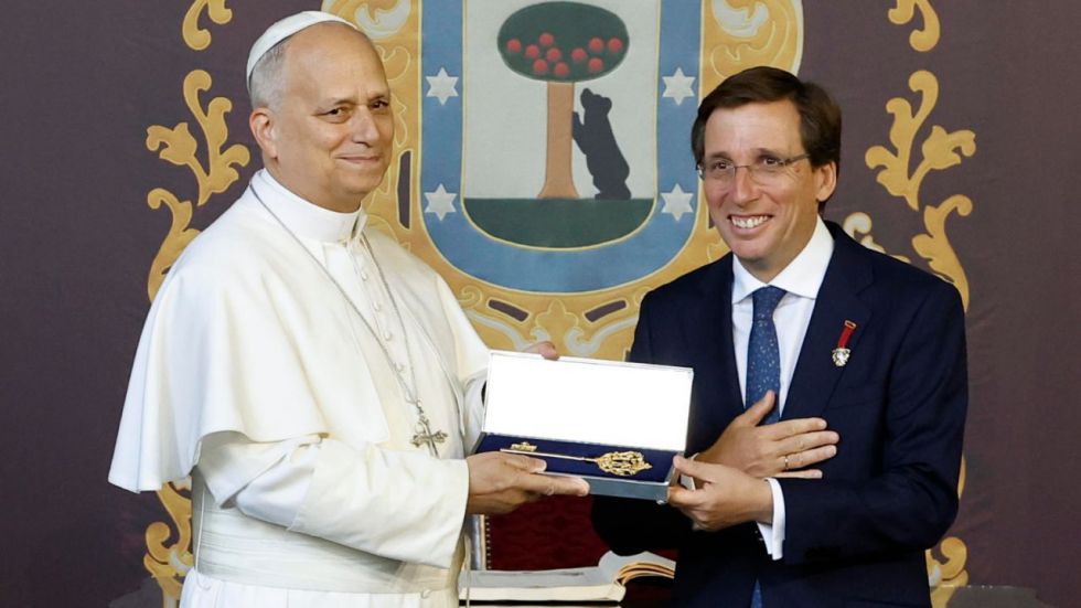 Martínez Almeida le entregó al Papa la Llave de Oro de la ciudad de Madrid
