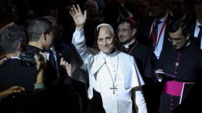 El Papa, emocionado por una ovación de siete minutos en su encuentro con la sociedad civil en el Movistar Arena