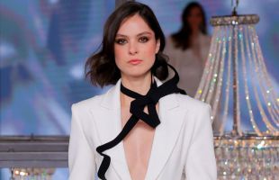 De Carrie Bradshaw a Dua Lipa, las novias imprimen personalidad con trajes de chaqueta
